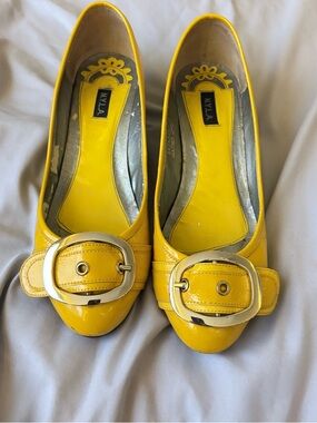 Size 8 N.Y.L.A. Yellow Patent Leather Buckle Flats with a slight wedge